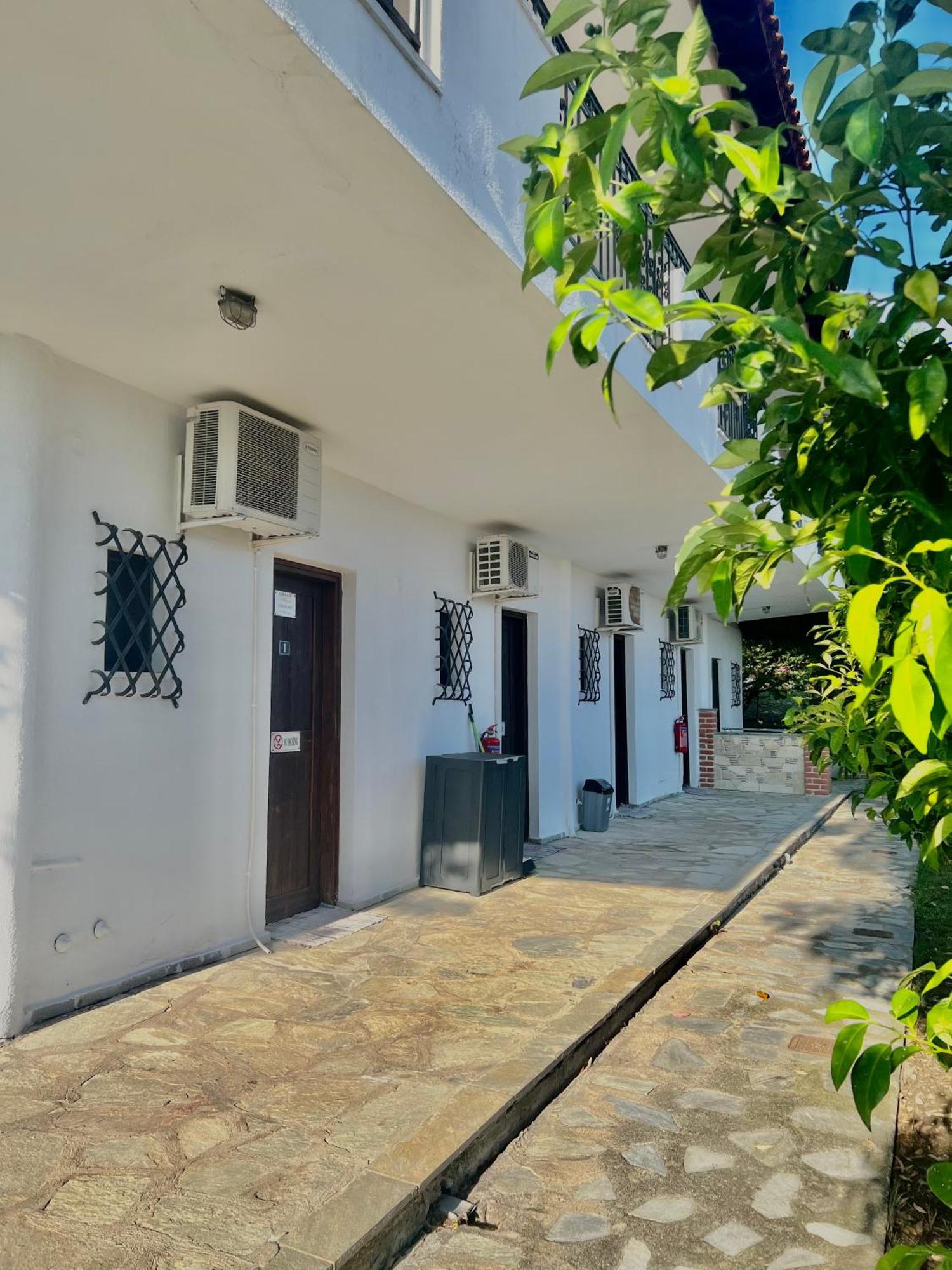 Blue Garden Inn Fourka Exterior photo